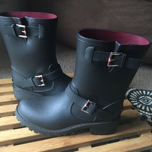 Beautiful tommy hilfiger rain boots!Open to offers